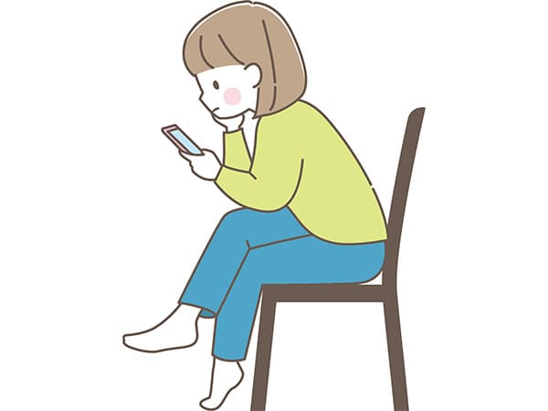 足を組んでスマホを見ている女性イラスト